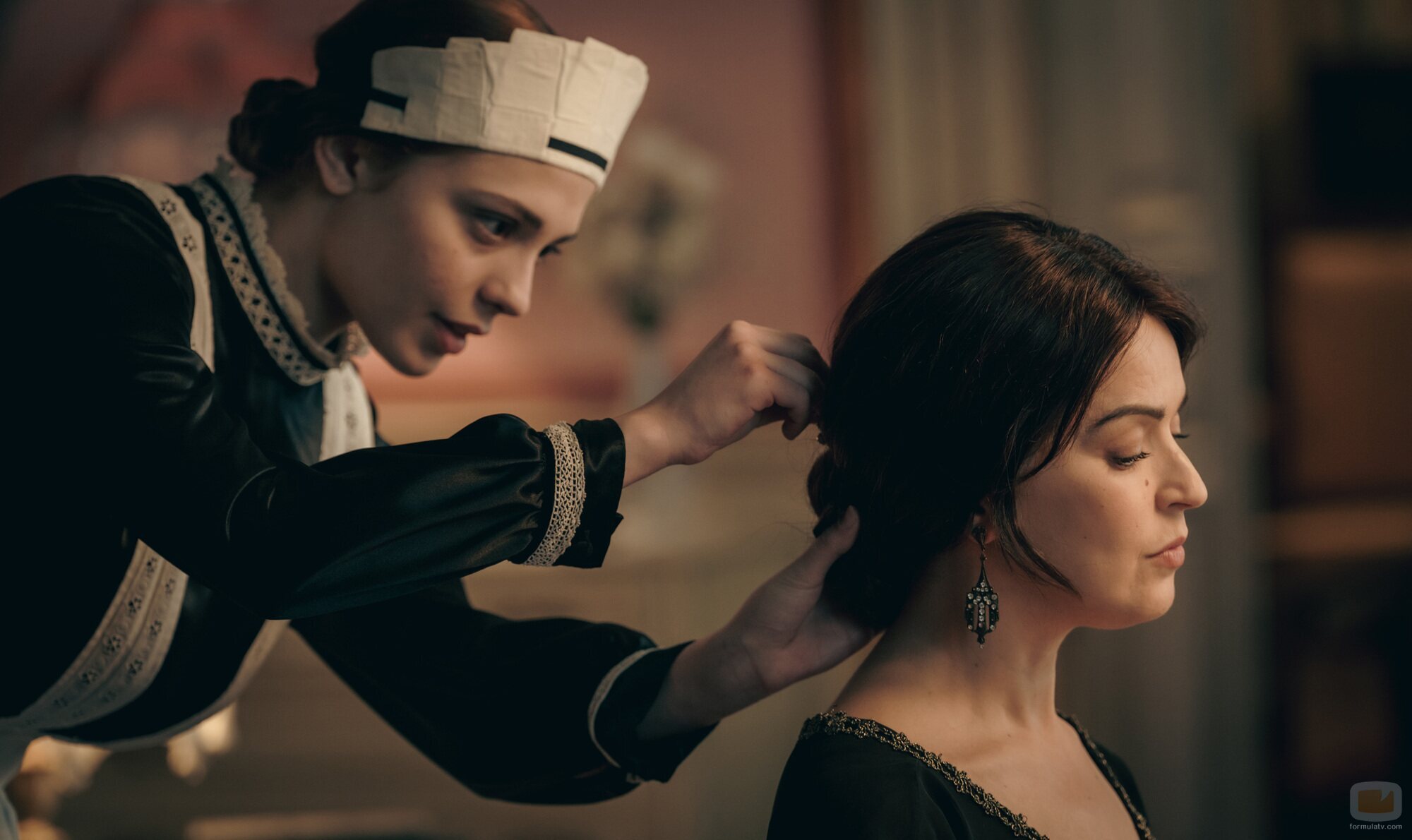 Escena de Verónica Sánchez en el 1x01 de 'La Favorita 1922'
