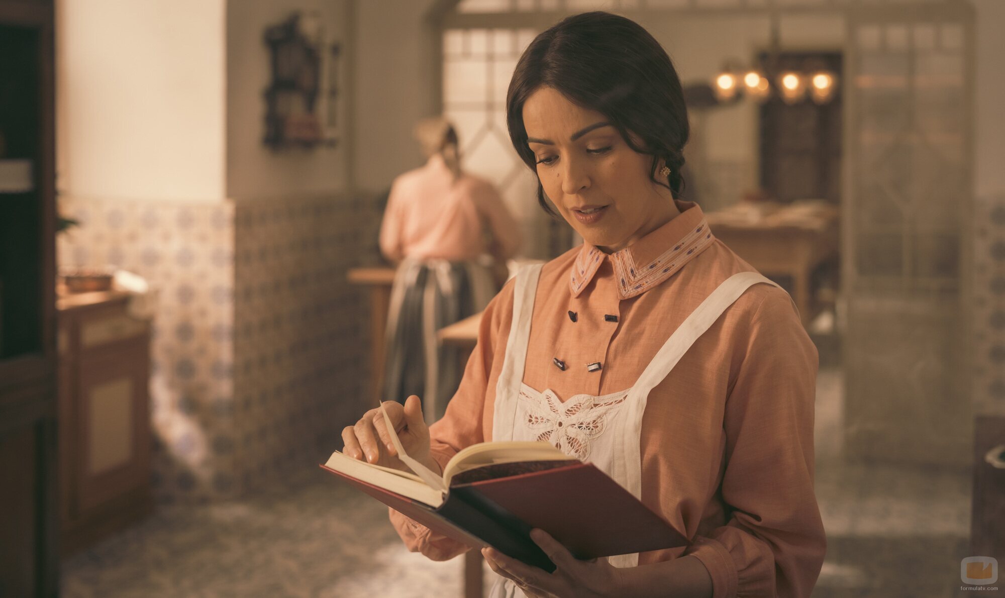 Still de Verónica Sánchez en la temporada 1 y el capítulo 01 de 'La Favorita 1922'