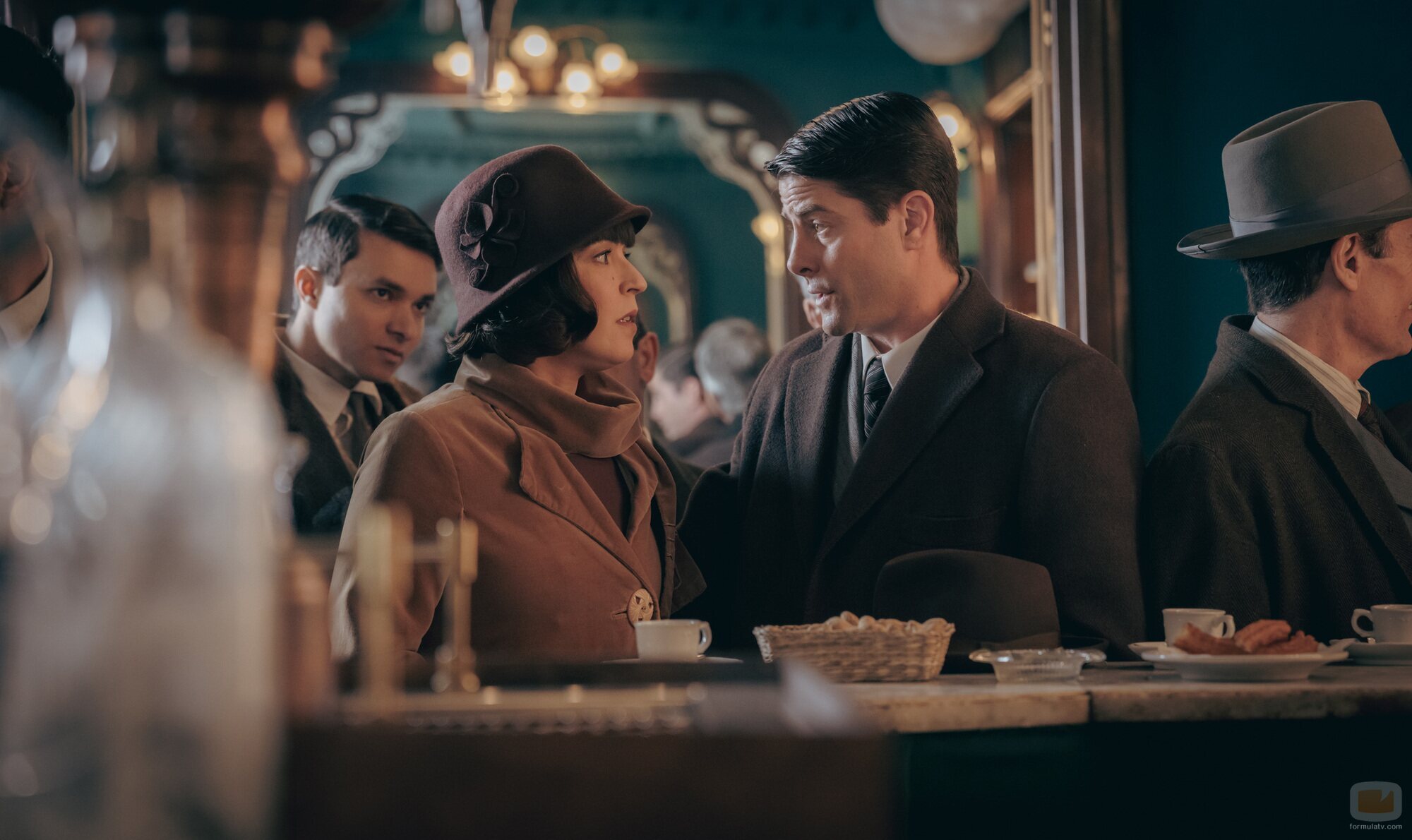 Verónica Sánchez y Luis Fernández 'Perla' en la temporada 1 y el capítulo 01 de 'La Favorita 1922'