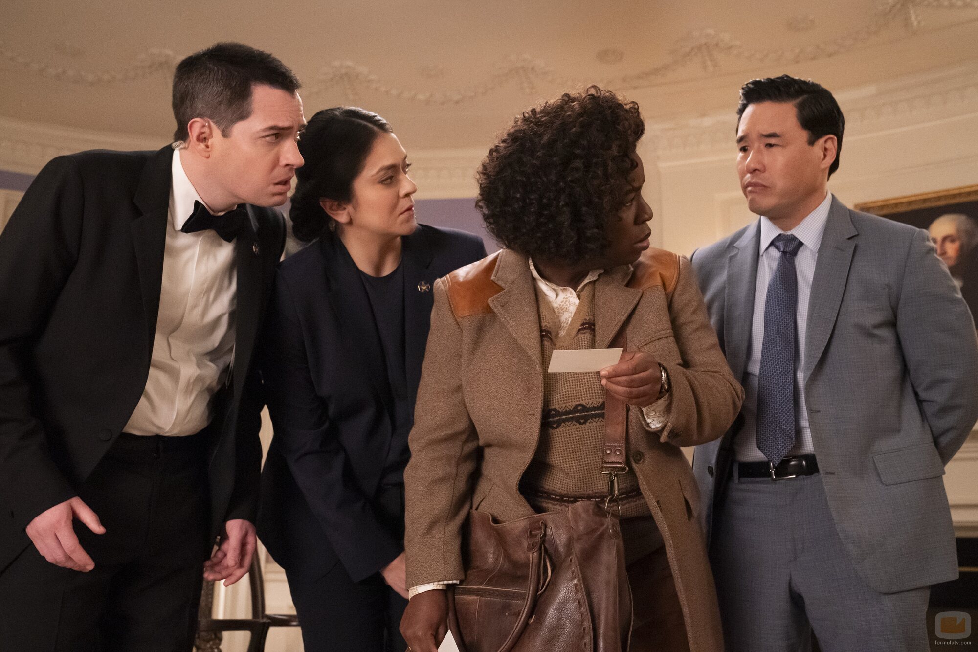 Uzo Aduba y Randall Park en 1x06 'El tercer hombre' de 'La residencia'