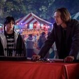 Percy Hynes White y Jenna Ortega en el 1x01 de 'Miércoles'