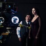 Luis Guzmán y Catherine Zeta-Jones en 1x01 'Los Miércoles son tristes' de 'Miércoles'
