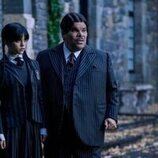 Luis Guzmán y Jenna Ortega en el 1x01 de 'Wednesday'