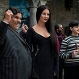 Luis Guzmán y Catherine Zeta-Jones en 1x05 titulado 'Quien siembra vientos recoge trsiteza' de 'Miércoles'
