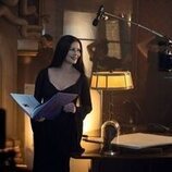 Still de Catherine Zeta-Jones en el 1x05 de 'Miércoles'
