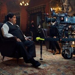 Luis Guzmán en el 1x05 de 'Wednesday'