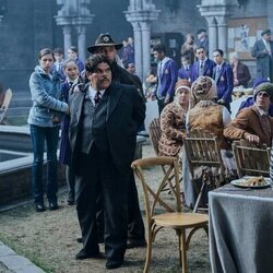 Luis Guzmán y Jamie McShane en 1x05 'Quien siembra vientos recoge trsiteza' de 'Miércoles'