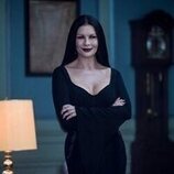Catherine Zeta-Jones en 1x05 'Quien siembra vientos recoge trsiteza' de 'Miércoles'