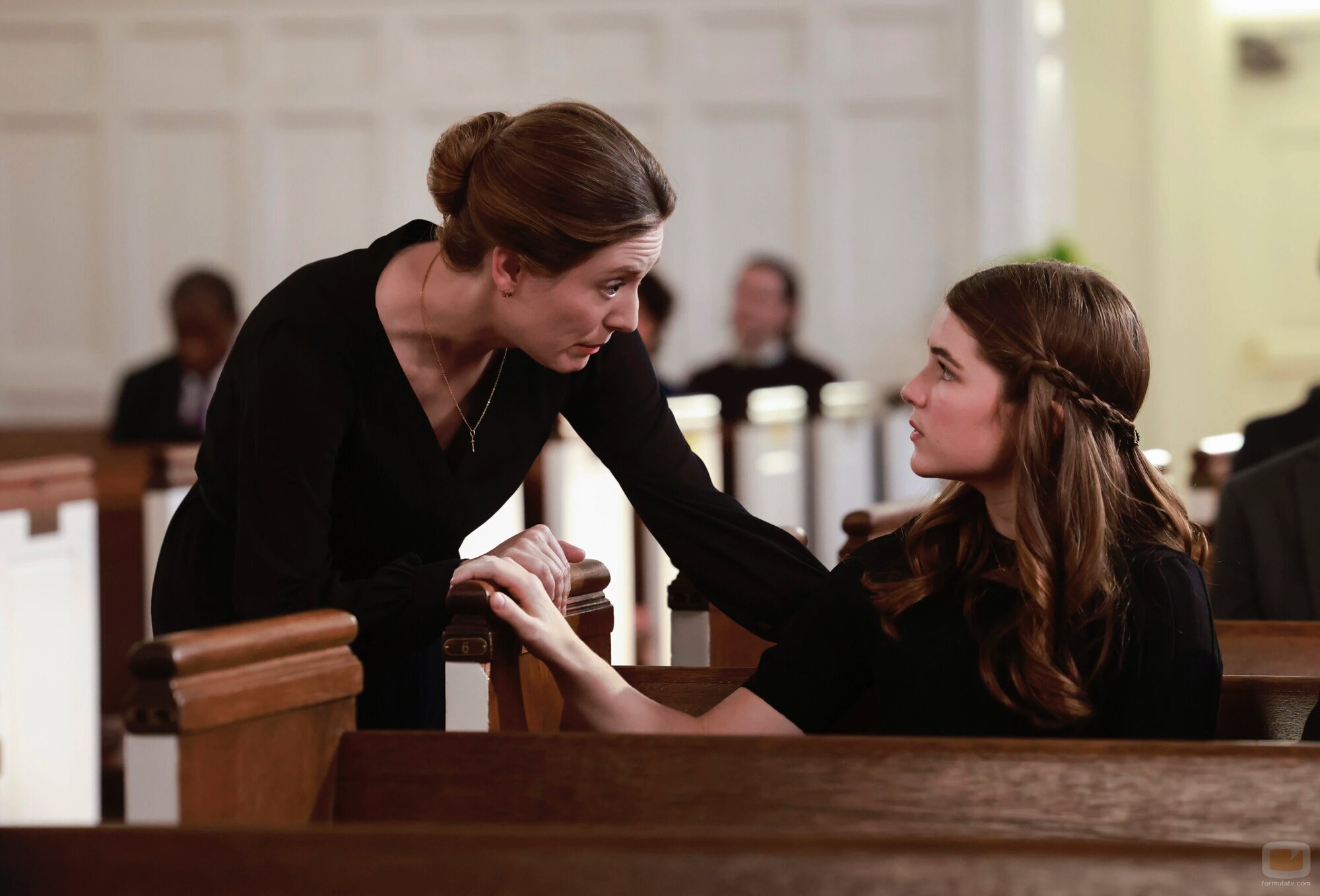 Zoe Perry y Raegan Revord en el 'Funeral' de 'Young Sheldon'