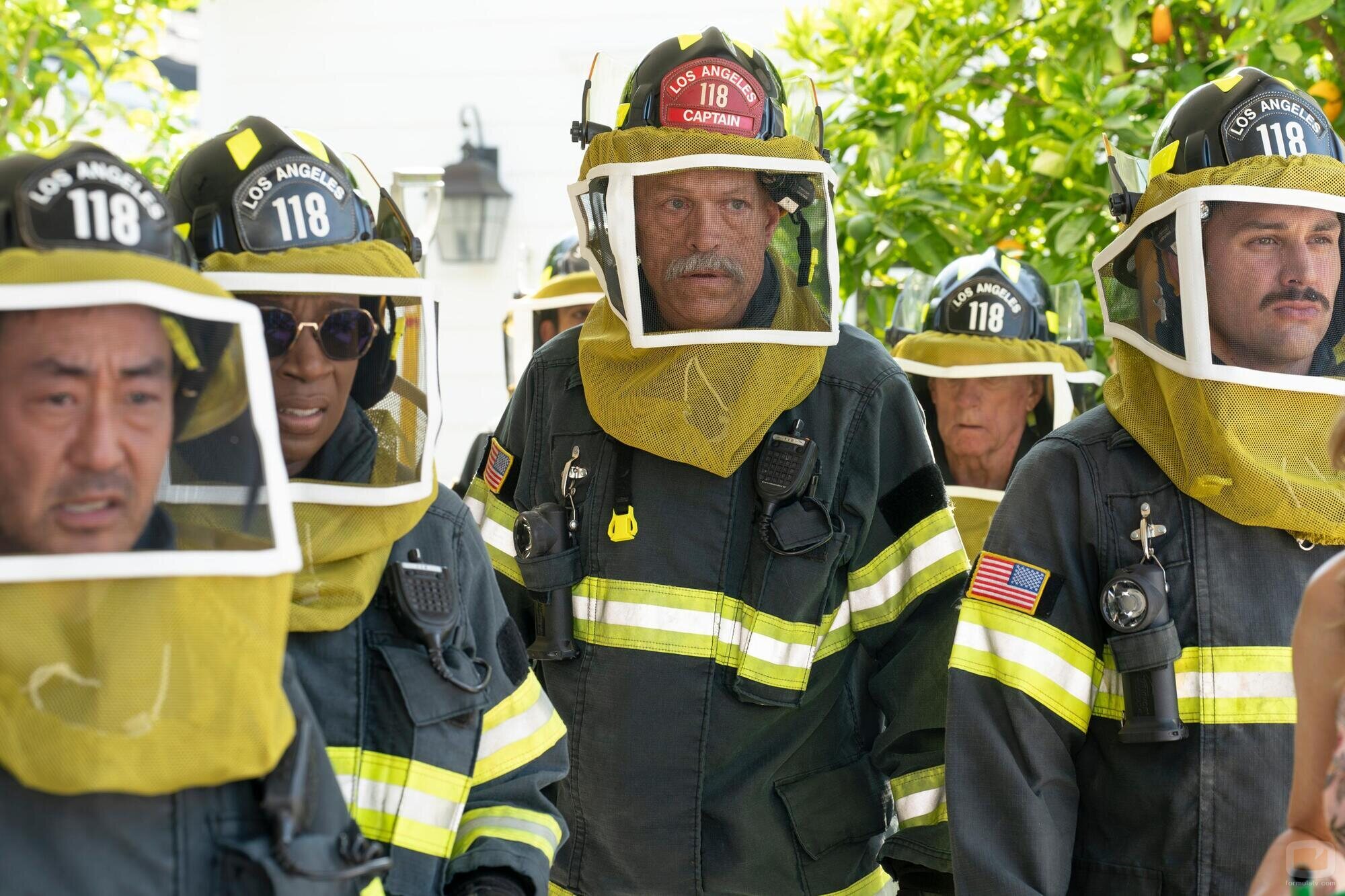 Kenneth Choi y Ryan Guzman en el 8x01 de '911'