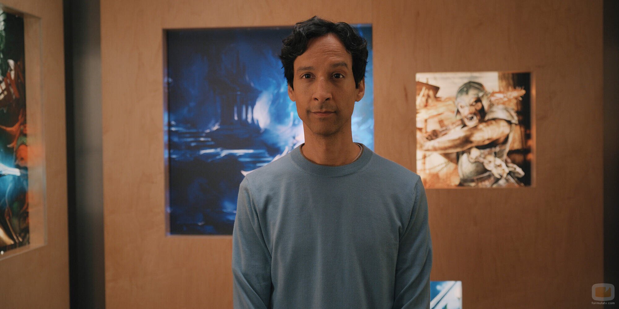 Danny Pudi en Capítulo 9 titulado 'Teléfonos' de 'Mythic Quest'