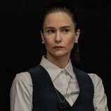 Katherine Waterston en 1x06 'Se vende espía' de 'La agencia'