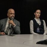 Jeffrey Wright y Katherine Waterston en la temporada 1 y el capítulo 06 de 'La agencia'