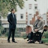 Hugh Bonneville y Michael Fassbender en el 1x10 de 'La agencia'