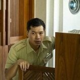Still de Tayme Thapthimthong en 'Negaciones' de 'The White Lotus'