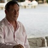 Escena de Jason Isaacs en 3x06 'Negaciones' de 'The White Lotus'