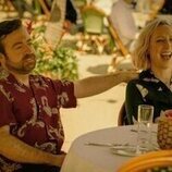Anna Konkle y Derek Waters en el 1x01 de 'Mythic Quest: Más allá del juego'