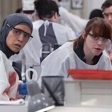 Fiona Dourif y Amielynn Abellera en '7:00 P.M.' de 'The Pitt'
