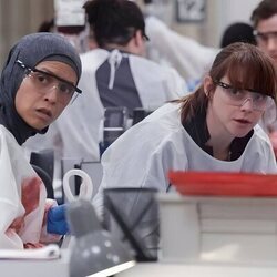 Fiona Dourif y Amielynn Abellera en '7:00 P.M.' de 'The Pitt'