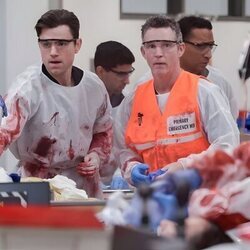 Shawn Hatosy y Patrick Ball en el 1x13 de 'The Pitt'