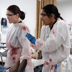 Isa Briones y Shabana Azeez en el 1x13 de 'The Pitt'