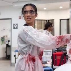 Supriya Ganesh en el 1x13 de 'The Pitt'