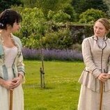 Josie Totah y Mia Threapleton en 'Mujeres o Esposas' de 'The Buccaneers'