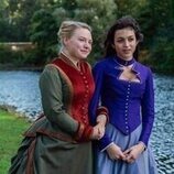 Josie Totah y Mia Threapleton en 'La Traición Fallida' de 'The Buccaneers'
