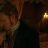 Imogen Waterhouse y Barney Fishwick en la temporada 1 y el capítulo 08 de 'The Buccaneers: Aristócratas por amor'