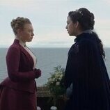 Josie Totah y Mia Threapleton en el 1x08 de 'The Buccaneers'