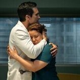 Justina Machado y Nestor Carbonell en la temporada 1 y el capítulo 02 de 'Pulso'