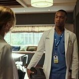 Willa Fitzgerald y Jessie Usher en 1x04 titulado 'Los tratas y a la calle' de 'Pulso'