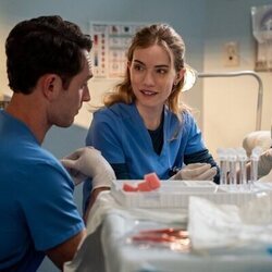 Willa Fitzgerald y Colin Woodell en el 1x04 de 'Pulse'