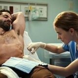 Willa Fitzgerald y Gerardo Celasco en 1x05 'No es nada personal' de 'Pulso'