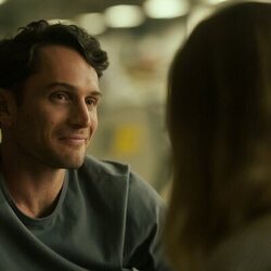 Willa Fitzgerald y Colin Woodell en el 1x06 de 'Pulso'