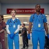 Willa Fitzgerald y Jessie Usher en la temporada 1 y el capítulo 07 de 'Pulso'