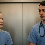 Willa Fitzgerald y Colin Woodell en 1x09 'El último turno' de 'Pulso'