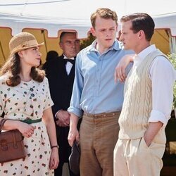Nicholas Ralph y Rachel Shenton en 'El último hombre' de 'All Creatures Great & Small'