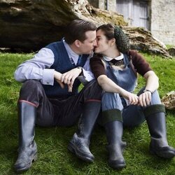 Nicholas Ralph y Rachel Shenton en el 4x03 de 'All Creatures Great & Small'