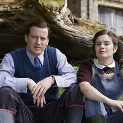 Nicholas Ralph y Rachel Shenton en 4x03 'La mano derecha' de 'Todas las criaturas grandes y pequeñas'