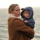 Niamh Algar en Capítulo 2 titulado 'Capítulo 2' de 'Dos familias'
