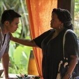 Natasha Rothwell y Dom Hetrakul en 3x08 titulado 'Amor Fati' de 'The White Lotus'