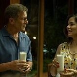 Jason Isaacs y Parker Posey en 'Amor Fati' de 'The White Lotus'