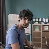 Rudi Dharmalingam en 1x03 'Episodio 3' de 'Wakefield'