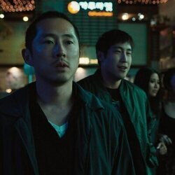 Steven Yeun y Young Mazino en 'La alegría de estar vivos' de 'Bronca'