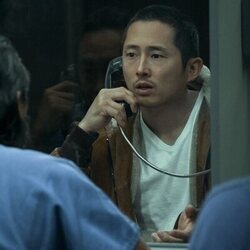 Foto de Steven Yeun en el 1x06 de 'BEEF'