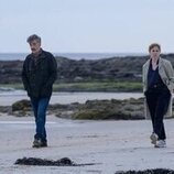 María Vázquez y Francis Lorenzo en 1x01 titulado 'Paisaje atlántico' de 'El jardinero'