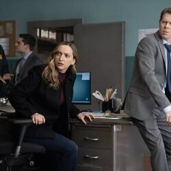Tim Baltz y Alexandra Ruddy en la temporada 1 y el capítulo 08 de 'Deli Boys'