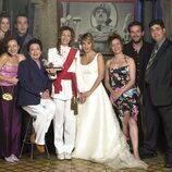 El reparto de '7 vidas' en una foto familiar de la boda de Diana