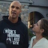 Amanda Peet y Mark Tallman en la temporada 1 y el capítulo 01 de 'Vicios ocultos'